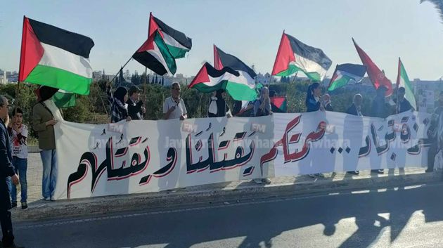 التحالف التونسي لدعم الحقّ الفلسطيني ينظم وقفة تضامنية أمام مقرّ إذاعة الجوهرة أف أم 