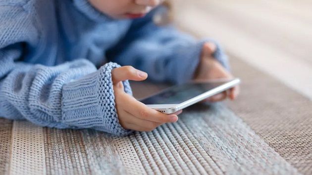 مخاطر تعرّض الأطفال دون 3 سنوات إلى شاشات الهواتف و التلفزيون