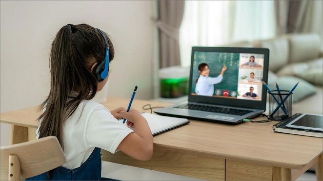 مختصون: لجوء الأولياء إلى الفيديوهات التعليمية عبر الانترنت لتدريس أبنائهم 'خطأ مدمّر'