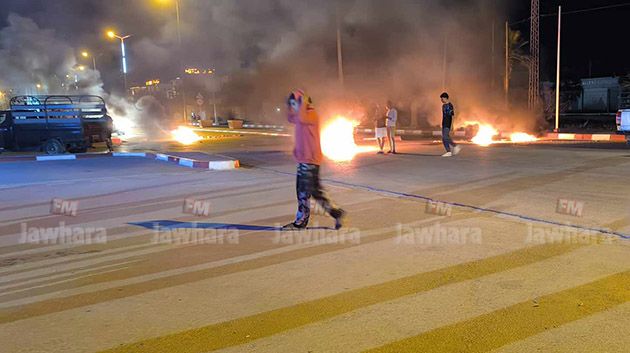القيروان : محتجون يحرقون العجلات المطاطية ويغلقون طريقًا (صور)