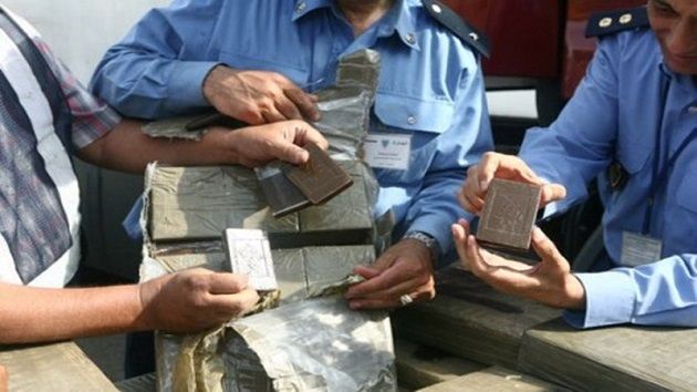تفكيك شبكة تهريب مخدرات يقودها مفتش جمارك بدولة عربية