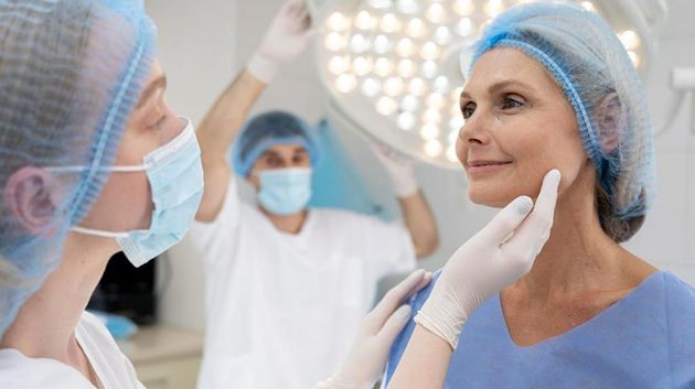 اجراء 4 عمليات تجميل جراحية عبر تقنية المباشر