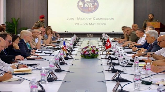 اجتماع اللجنة العسكرية المشتركة التونسية الأمريكية بالقاعدة الجوية بالعوينة