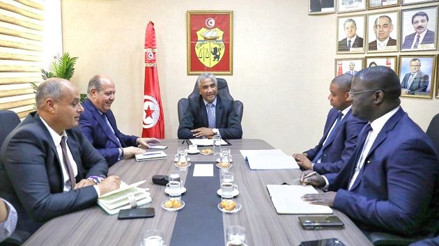 فحوى اجتماع وزير الشباب و الرياضة بوفد عن الفيفا و الكاف