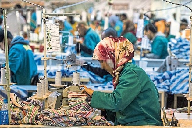 دراسة : نقص فرص العمل عن بعد وضعف خدمات رعاية الأطفال يمثلان عائقا رئيسيا لوصول النساء إلى سوق العمل 