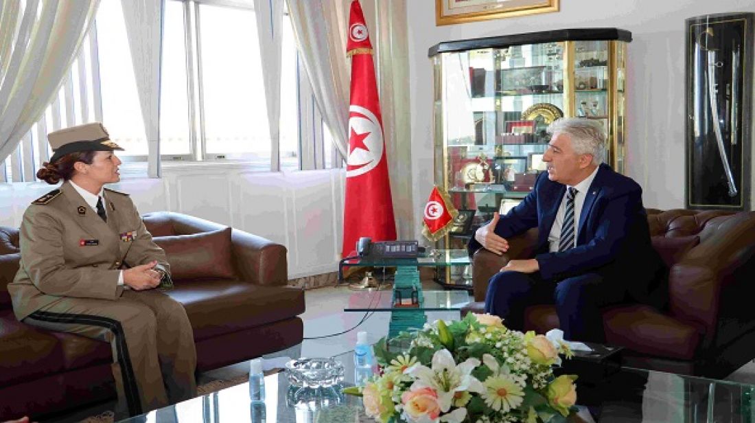 وزير الدفاع يكرّم الرائد أحلام الدوزي وزير الدفاع يكرّم الرائد أحلام الدوزي
