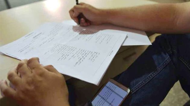 بمقابل مادي.. أستاذ وابنه يساعدان تلاميذ الباكالوريا على الغش
