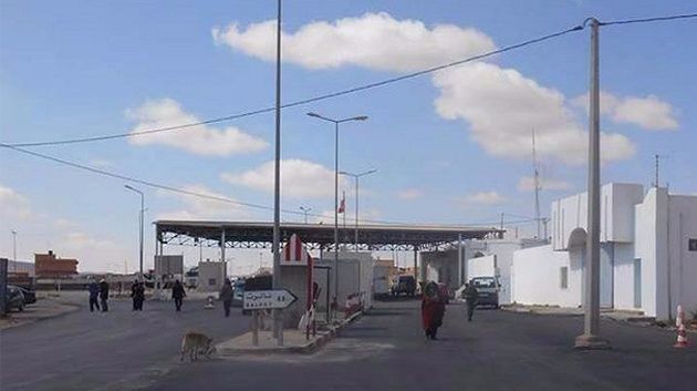 رغم الفتح الجزئي لمعبر راس جدير: نسق مرتفع لحركة مرور المسافرين والشاحنات التجارية بمعبر ذهيبة-وازن