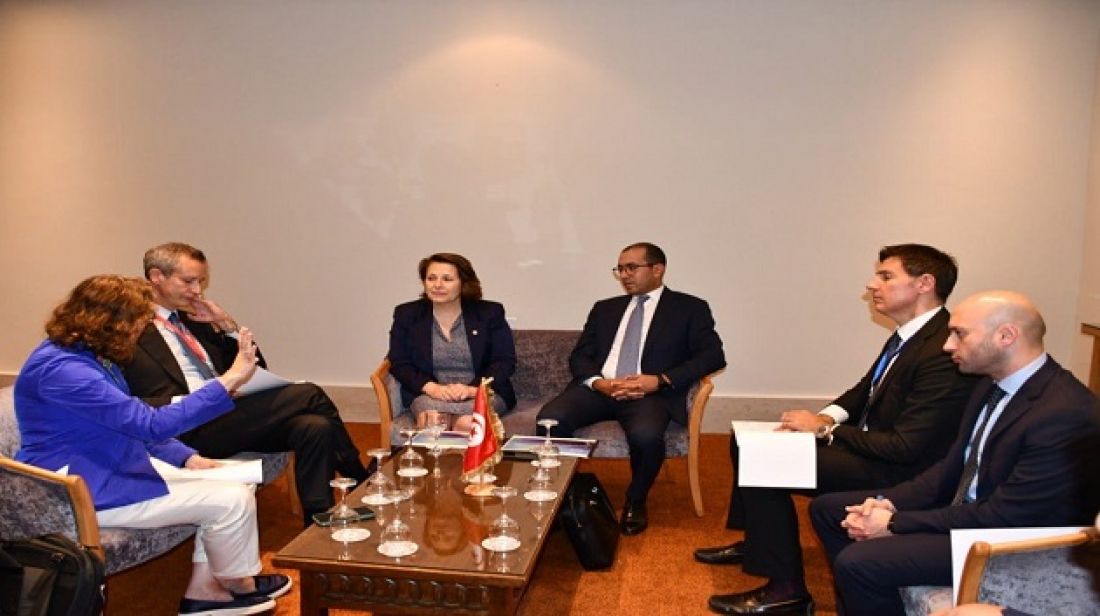 وزيرة الصناعة تبحث مع مسؤولين عن شركة إيطالية سبل تعزيز التعاون في الطاقات المتجددة وزيرة الصناعة تبحث مع مسؤولين عن شركة إيطالية سبل تعزيز التعاون في الطاقات المتجددة
