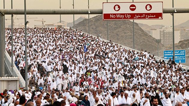الحجاج يرمون جمرة العقبة ويستقبلون أول أيام التشريق