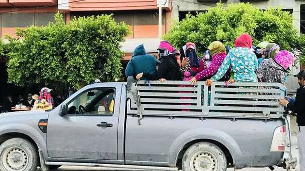القيروان: وفاة طفلة وإصابة 10 عاملات فلاحيات في حادث انقلاب شاحنة