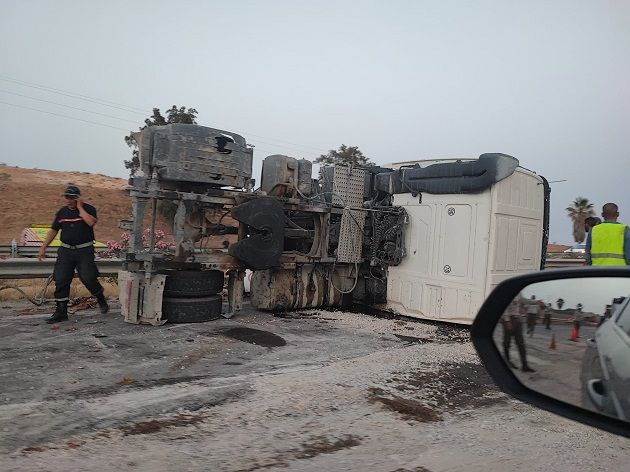 انقلاب شاحنة ثقيلة على مستوى الطريق السيّارة سوسة صفاقس
