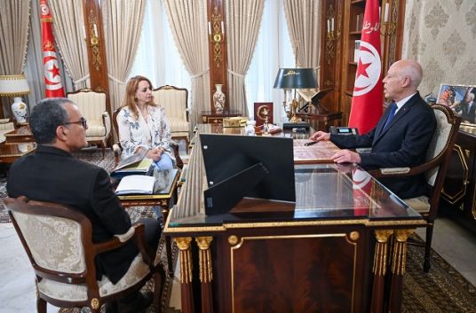 الرئيس قيس سعيّد يلتقي وزيرة الاقتصاد وكاتب الدولة المكلف بالمؤسسات الصغرى والمتوسطة