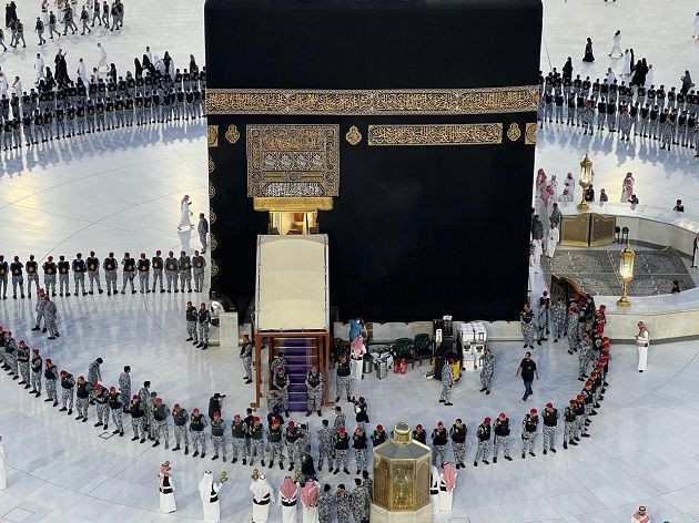 بدء مراسم غسل الكعبة
