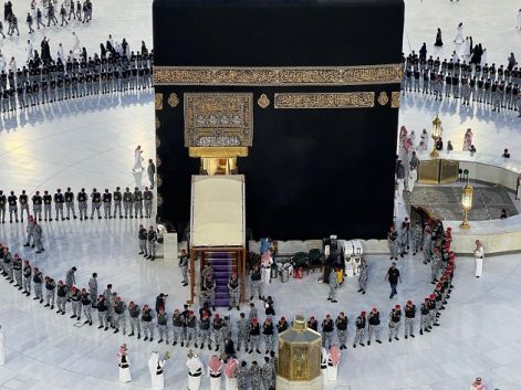 بدء مراسم غسل الكعبة