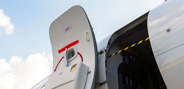 هذا مصير شخصين فتحا باب طائرة متجهة من القاهرة إلى السعودية بسبب ارتفاع درجة الحرارة