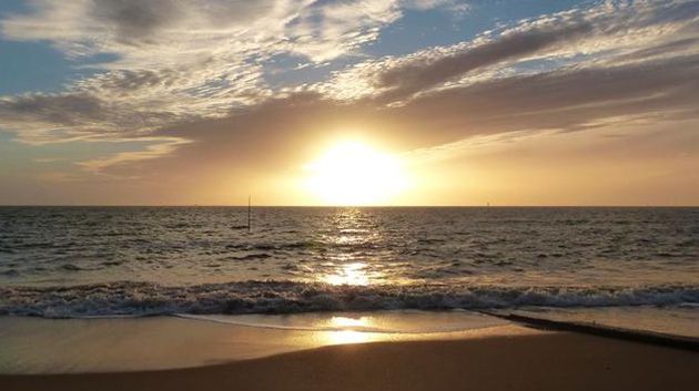 البحر مضطرب الى قليل الاضطراب  هذه الليلة 