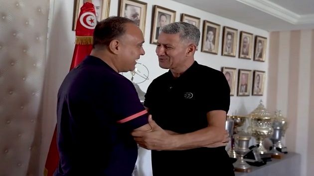 النجم الساحلي : جلسة عمل جمعت زبير بية و أعضاء اللجنة الفنية بحمادي الدو