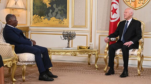 رئيس الجمهورية يدعو نظيره الإيفواري إلى زيارة تونس في أقرب وقت ممكن