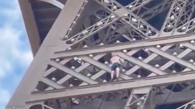 باريس: إخلاء برج إيفل