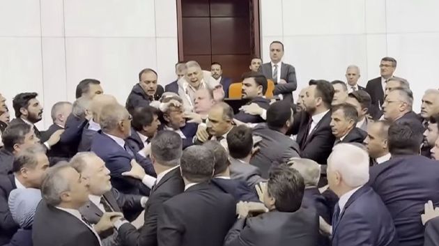 البرلمان التركي يتحوّل إلى ساحة معركة (فيديو)