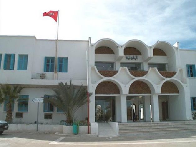بلدية جربة حومة السوق تشرع في اعتماد الطاقة الشمسية في مقراتها