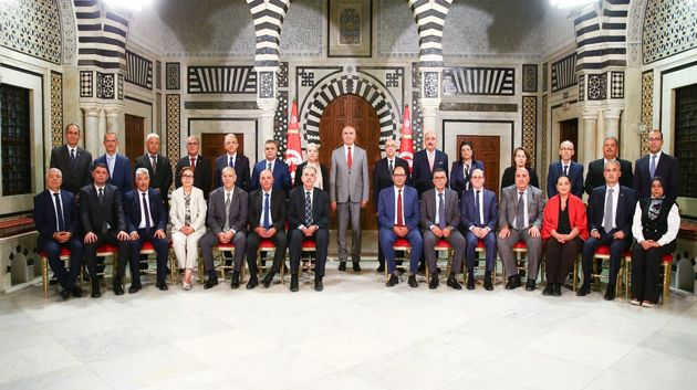 رئيس الحكومة يجتمع بفريقه الحكومي ويؤكد ضرورة الانسجام والعمل بروح الفريق الواحد