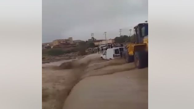 في فيديو يحبس الأنفاس: نجاة سائق سيارة جرفتها مياه السيول في القصرين