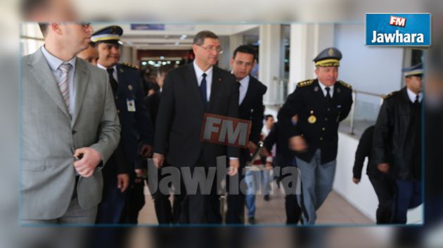 مطار النفيضة : رئيس الحكومة يعبر عن امتعاضه من مطفأة سجائر