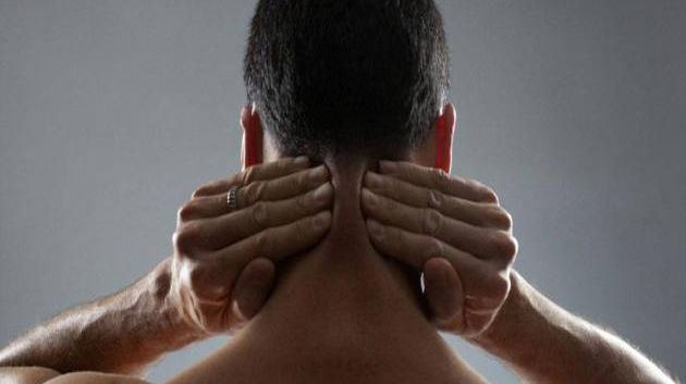 طبيب أميركي يحذر: 'طقطقة الرقبة لها عواقب خطيرة'