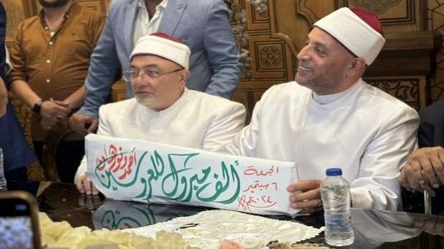 يعتبر الحجاب فرضا ويحثّ عليه.. ضجّة في مصر بعد ظهور ابنة داعية شهير دون حجاب