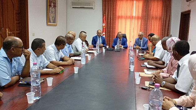 والي قابس يدعو البلديات إلى ضمان حق المواطن في العيش في محيط نظيف