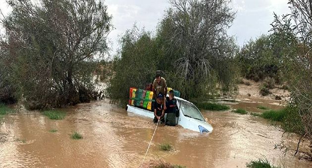 سيدي بوزيد.. انقاذ شابين كانا داخل شاحنة جرفتها السيول