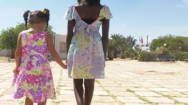 جاءت منذ 4 سنوات من النيجر.. تونس تُعيد طفلة إلى أحضان عائلتها (فيديو)