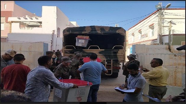 قفصة: الجيش يُشرف على توزيع المواد الانتخابية