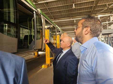 وزير النقل يؤدي زيارة غير معلنة إلى ورشة الصيانة ومستودع المترو الخفيف 