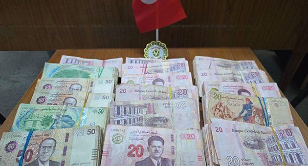 الديوانة تحجز بضائع ومبالغ مالية مهربة ناهز مجموع قيمتها 1.6 مليون دينار (صور)