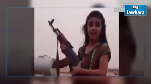 طفلة سعودية تحتفل بالعمليات العسكرية في اليمن بكلاشنيكوف