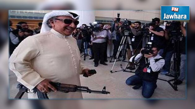 نائب كويتي يدخل البرلمان حاملا كلاشنكوف