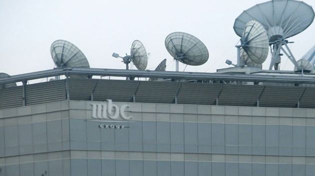 العراق: حشود غاضبة تقتحم مقر MBC ببغداد وتضرم النار به (فيديو)