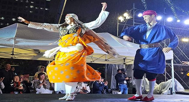 إقبال كبير لمشاهدة العرض رغم الأمطار الغزيرة.. الفن الشعبي التونسي في قلب سيول (صور)