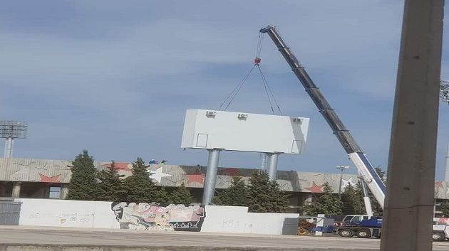 انطلاق عملية تركيب هيكل السبورة اللامعة بالملعب الاولمبي بسوسة