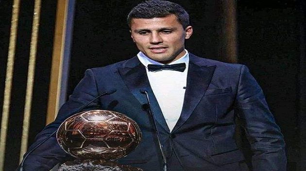 رودري يتوج بجائزة الكرة الذهبية لسنة 2024