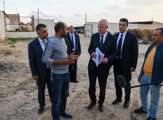 رئيس الجمهورية يعاين مظاهر فساد أثناء زيارة قام بها لضيعات فلاحية تابعة للدولة في صفاقس