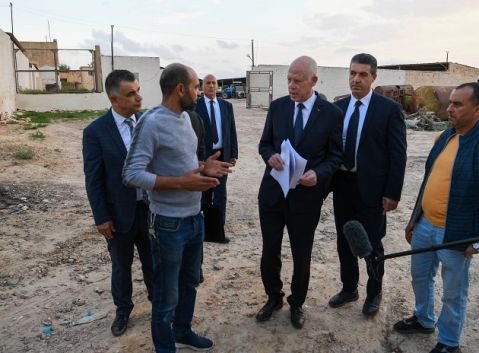 رئيس الجمهورية يعاين مظاهر فساد أثناء زيارة قام بها لضيعات فلاحية تابعة للدولة في صفاقس