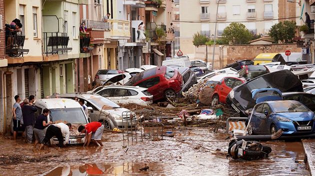فيضانات إسبانيا تُودي بحياة 95 شخصًا.. والحكومة تعلن الحداد