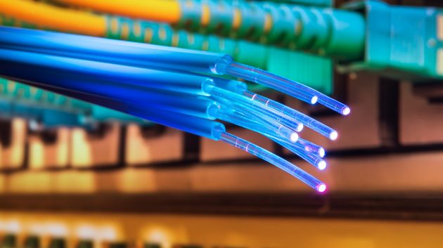 تطاوين: الشروع في ربط 2900 أسرة بشبكة الانترنت عبر الألياف البصرية