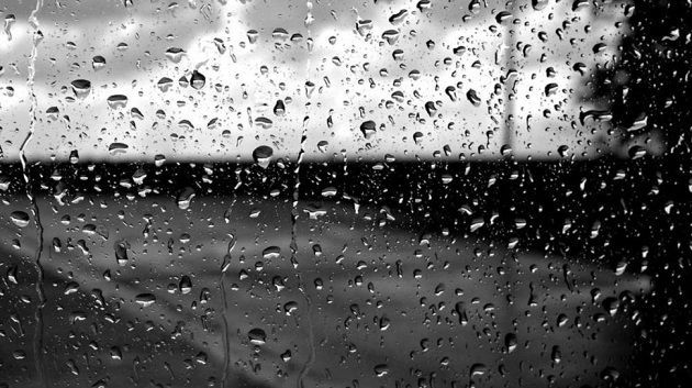 أمطار متفرقة بهذه المناطق الليلة