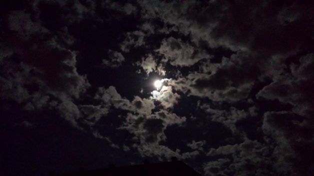 سماء مغشاة بسحب عابرة على أغلب المناطق الليلة