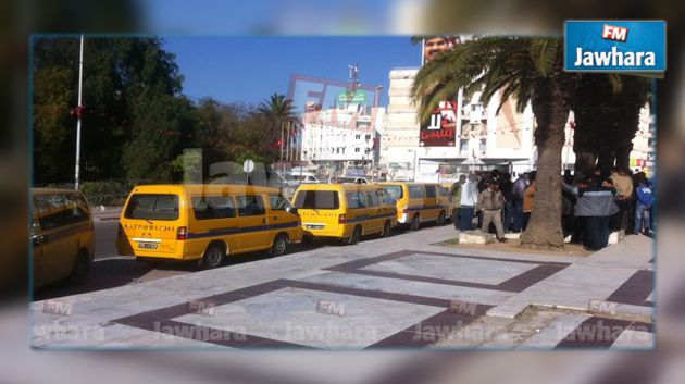أصحاب التاكسي الجماعي يحتجون على منع وقوفهم بساحتي برشلونة والباساج
